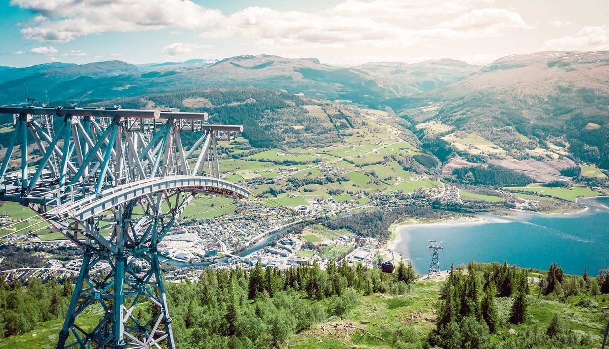 Utsikt frå Hangurstoppen med gondolen og Voss sentrum, fjorden og fjella i bakgrunnen