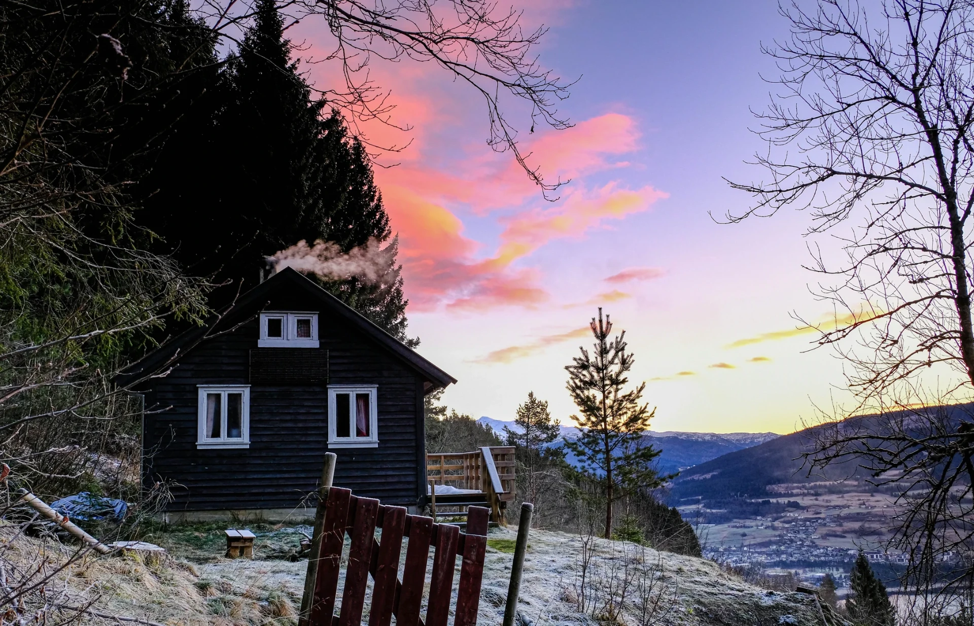 Tradisjonell norsk hytte i Voss med rosa kveldshimmel og frost på bakken